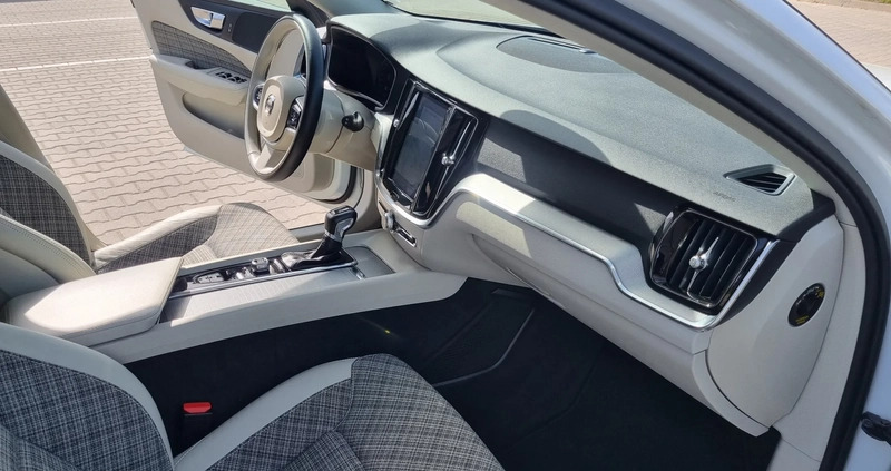 Volvo V60 Cross Country cena 114999 przebieg: 157000, rok produkcji 2019 z Otmuchów małe 379